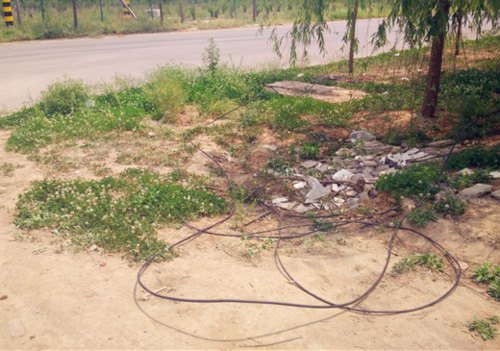 記者前往現(xiàn)場采訪時(shí)，落地電纜仍未修正